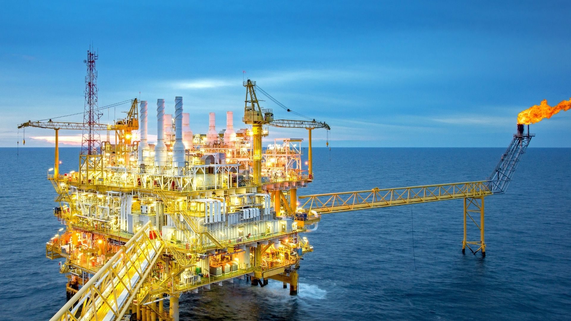 Plataforma offshore com tocha de flare, vista aérea