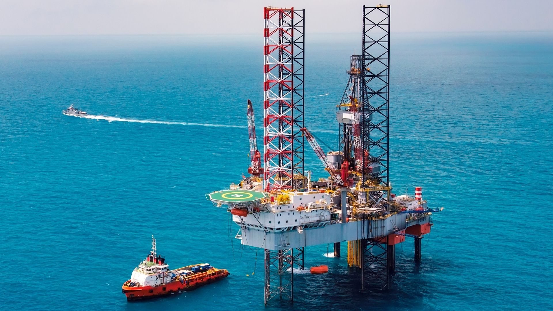 Plataforma de perfuração offshore com embarcação de apoio