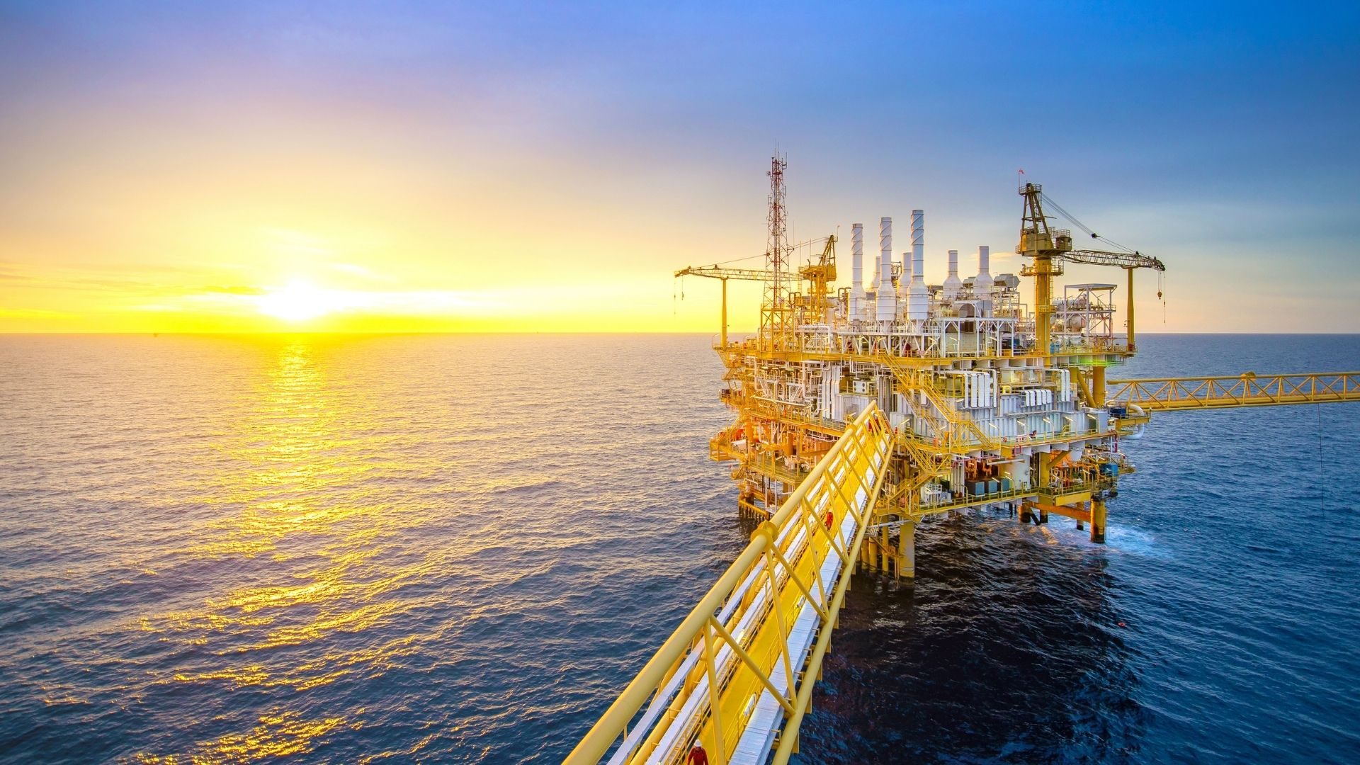 Plataforma offshore ao pôr-do-sol, vista aérea